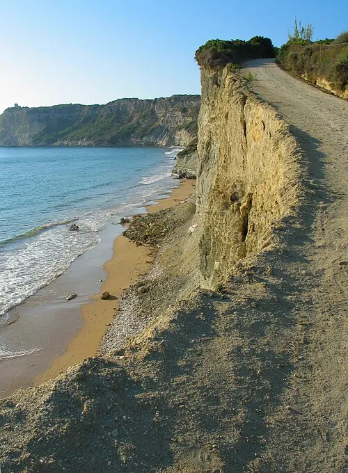 Plage d'Arillas au pied des falaises