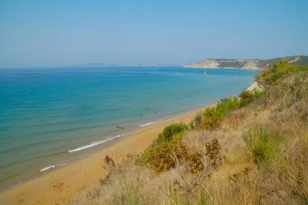 Longue plage de sable à Arillas
