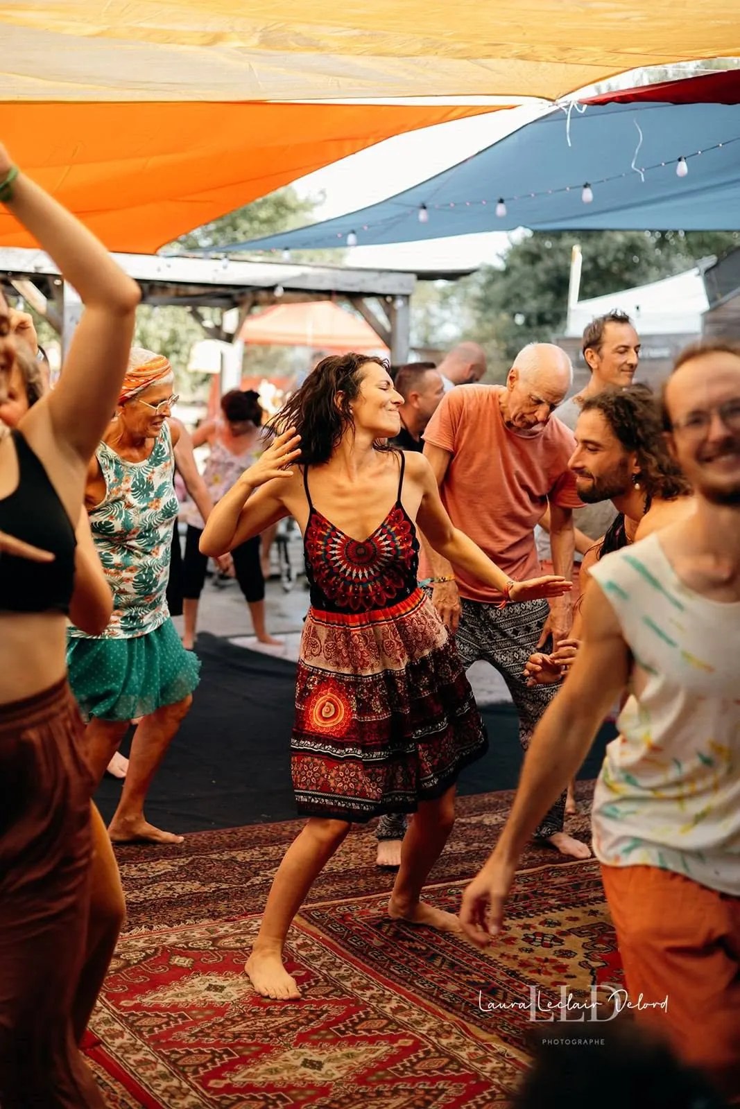 Danseuse souriante sur les tapis