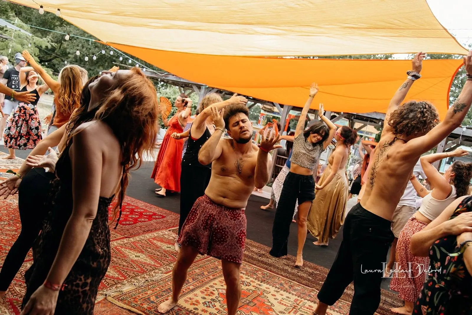 Danseuses sous les voiles orange