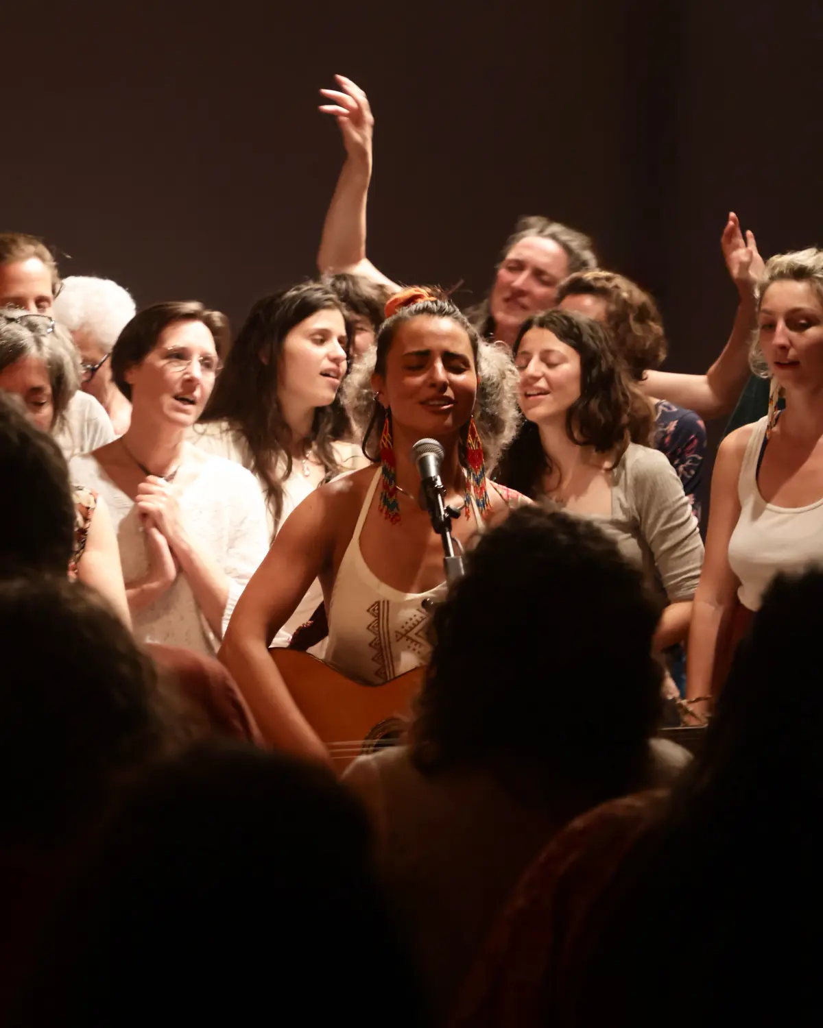 Kelly Aura chante entourée du groupe