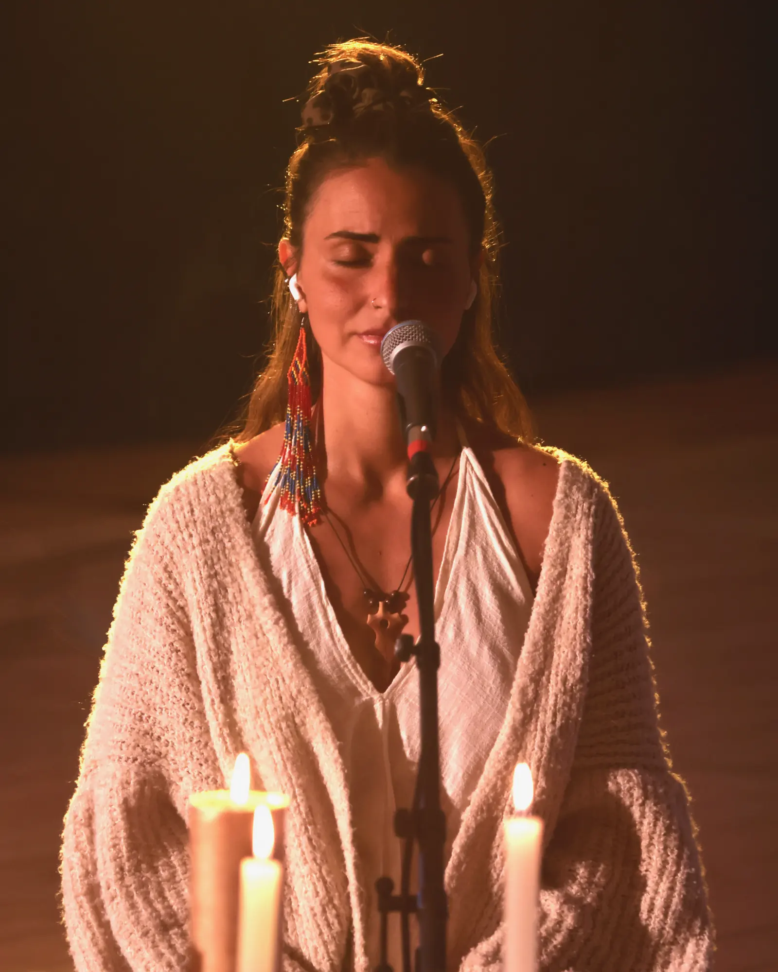 Kelly Aura chante, les yeux fermés