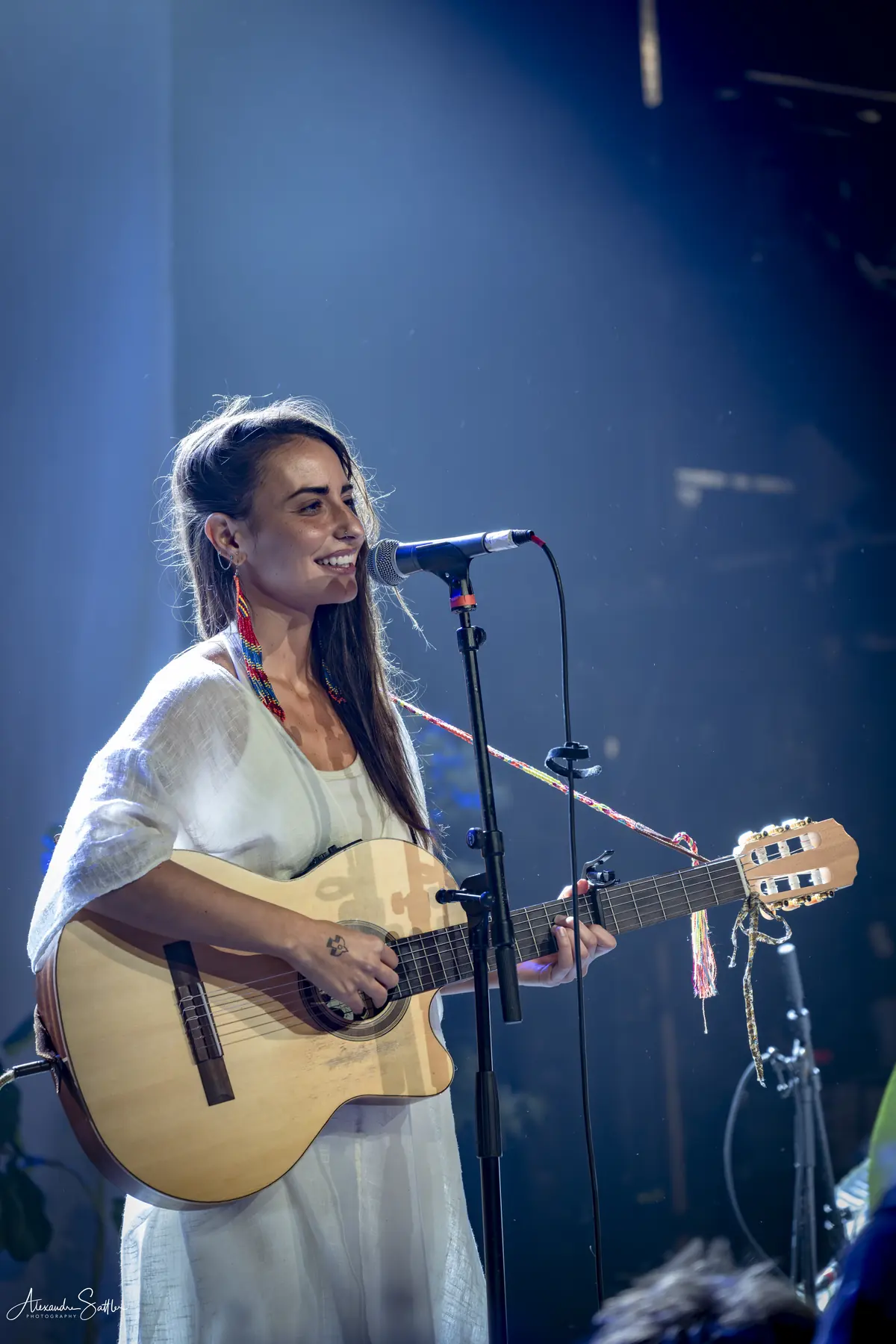 Kelly Aura à la guitare