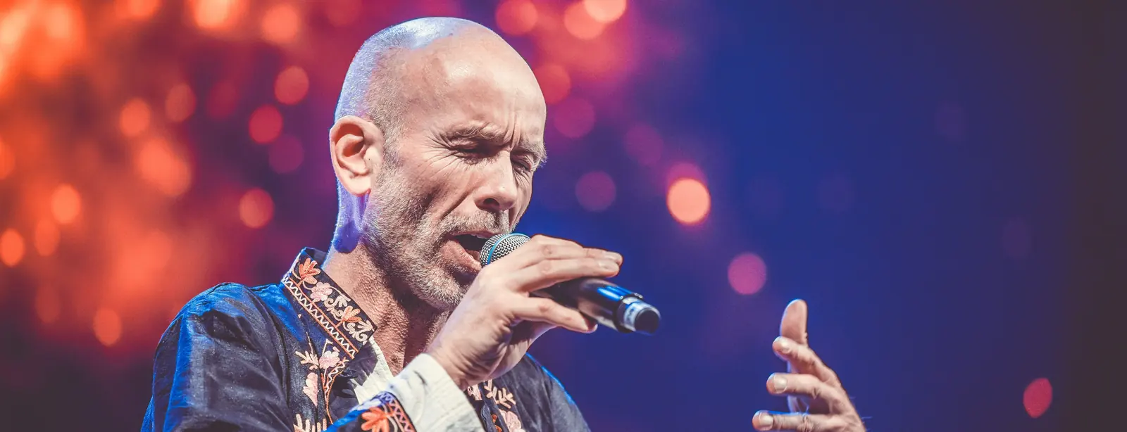 Mitsch Kohn chante sur scène à Bâle