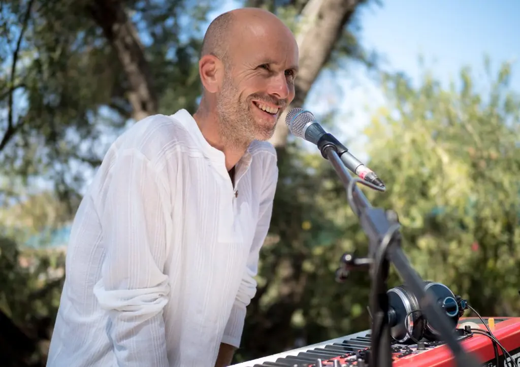 Mitsch Kohn souriant au piano à Corfou