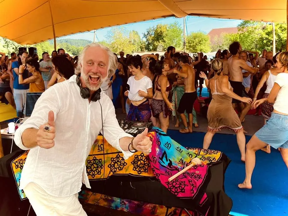 Phil aux platines devant les danseurs