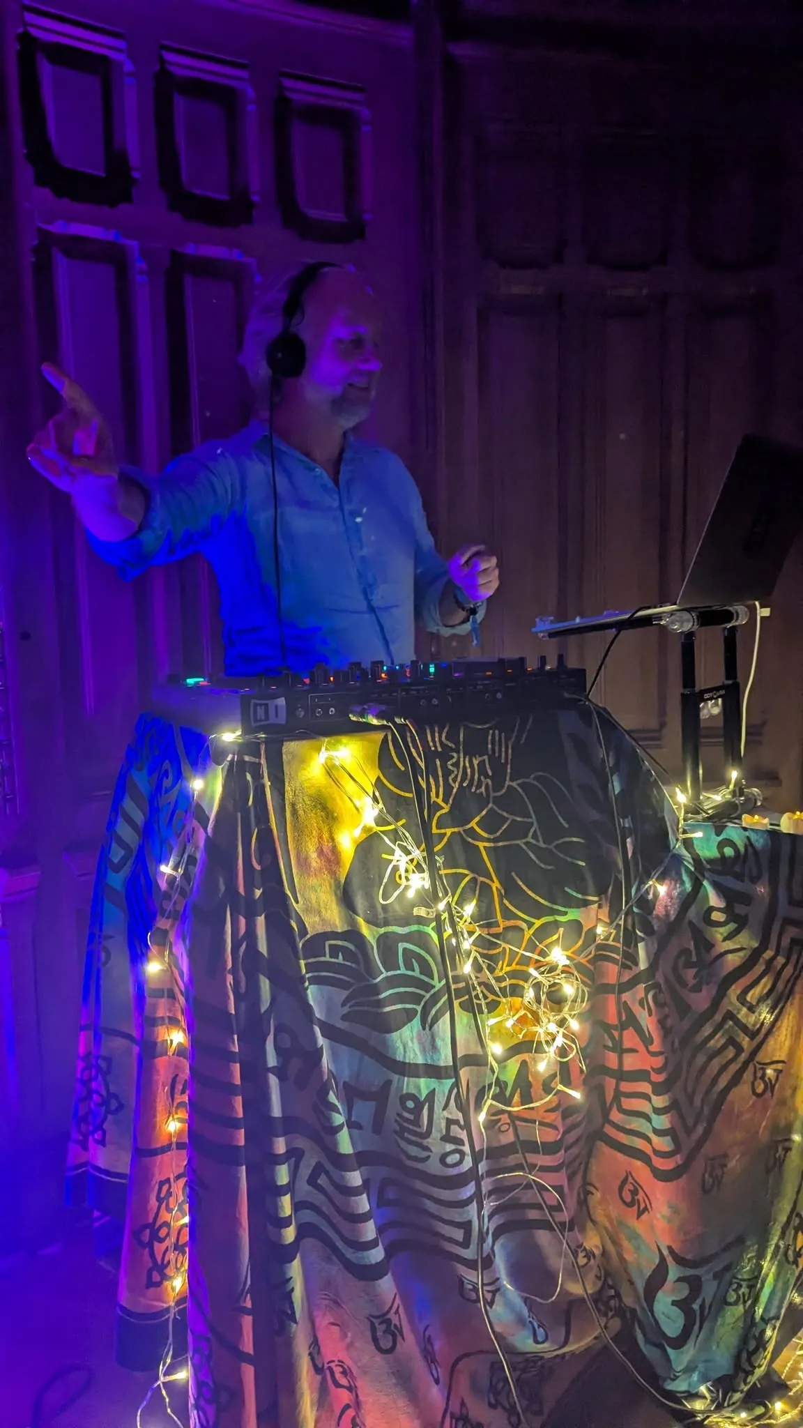 Phil aux platines, la nuit, sous les guirlandes