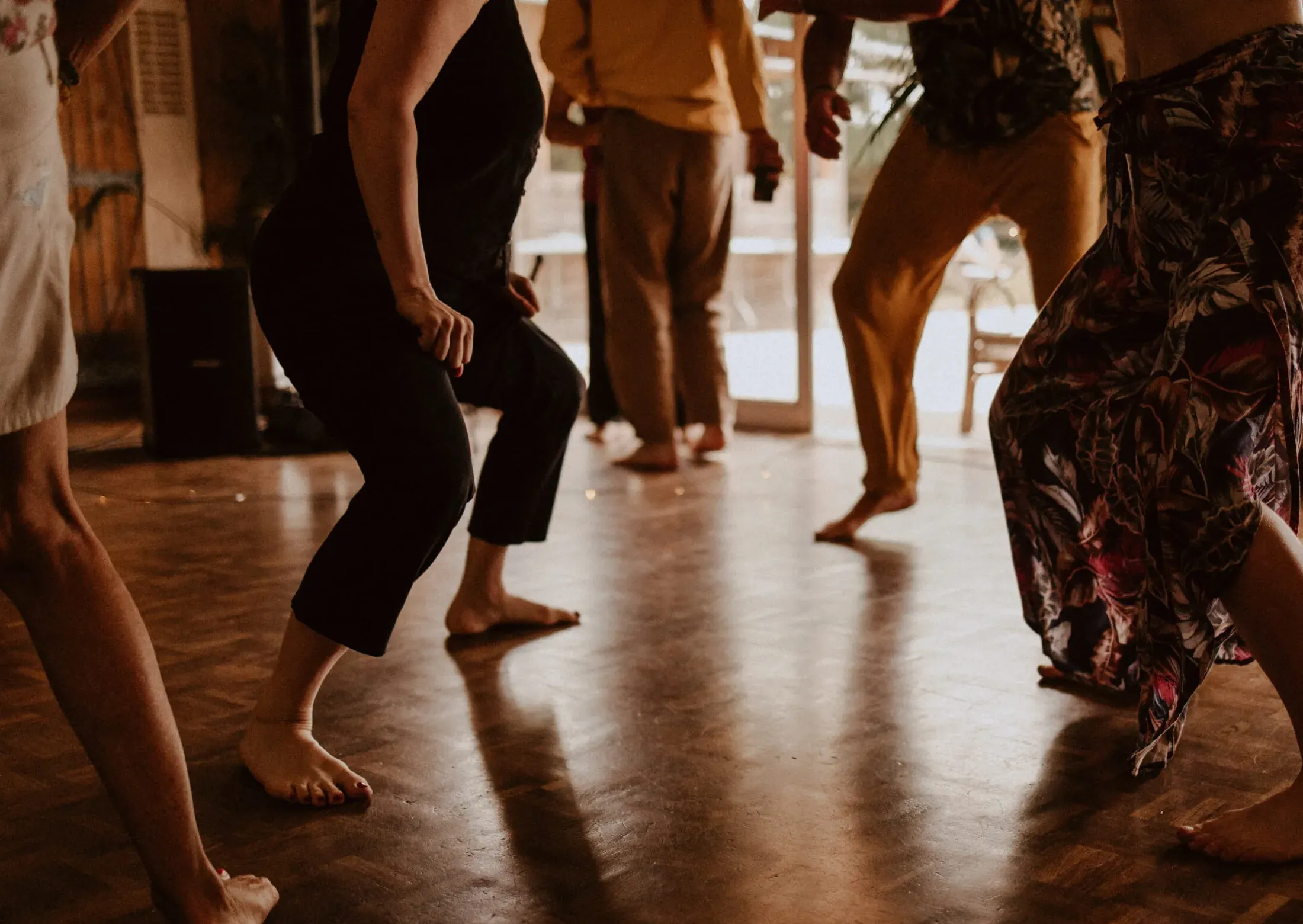 Pieds nus sur le parquet, en pleine danse