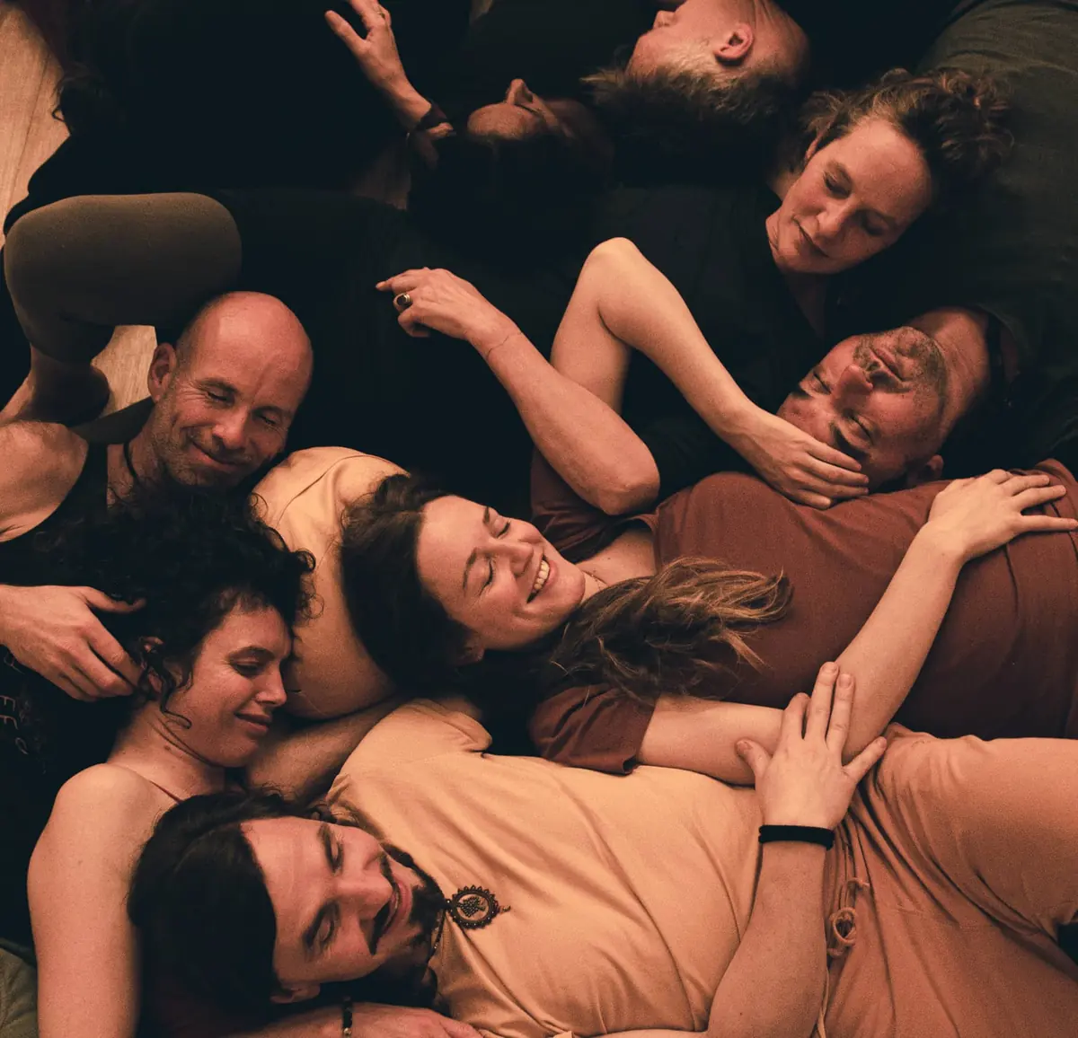 Groupe allongé en éclats de rire