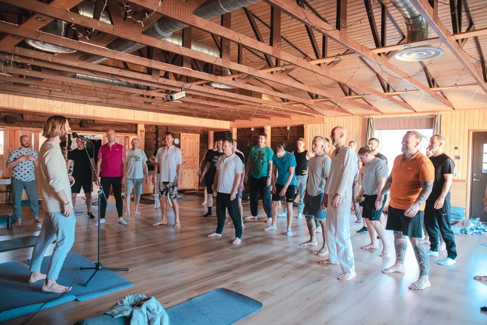 Cercle en mouvement dans une grande salle
